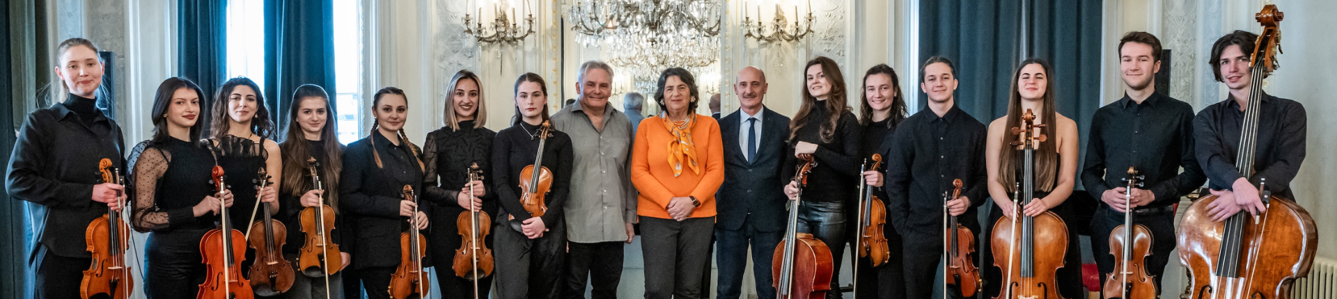 Orchestra d'archi posa con gli strumenti