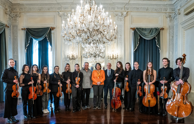 Orchestra d'Archi posa con gli strumenti